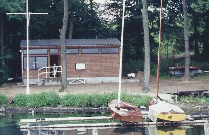 Das 1. Bootshaus 1970 - Clubraum und Abstellkammer.