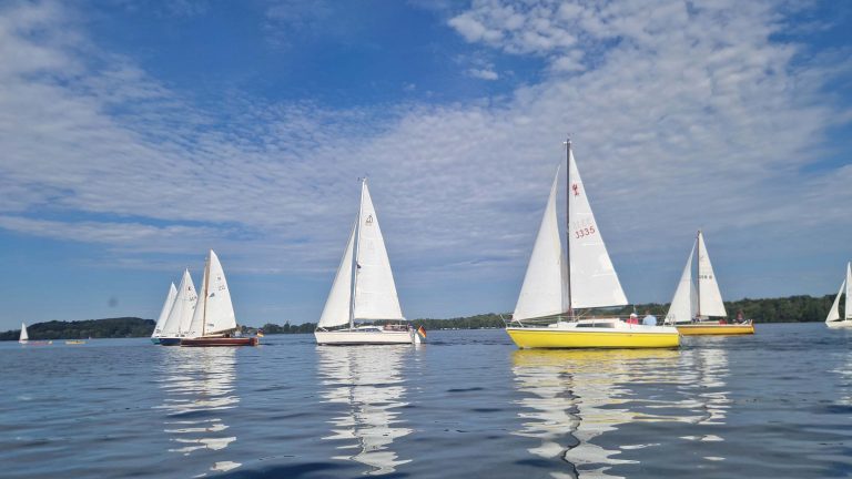 Absegeln 2025 am 20. September 2025 Die Segler*innen des Plöner Sees treffen sich im Hellock. Segelboote auf dem Weg nach Ascheberg..