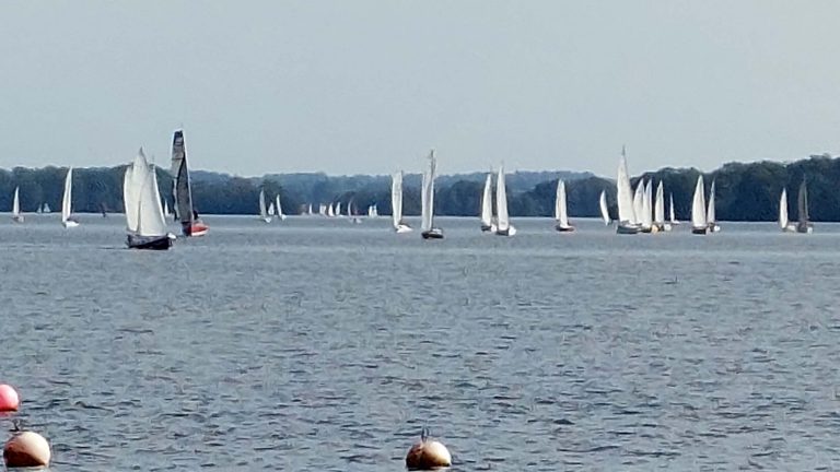 Absegeln 2025 am 20. September 2025 Die Boote vom Plöner Sees auf Kurs nach Ascheberg.