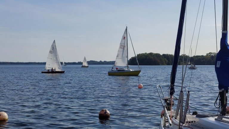 Absegeln 2025 am 20. September 2025 Die Segler*innen des Plöner Sees auf Kurs nach Ascheberg.