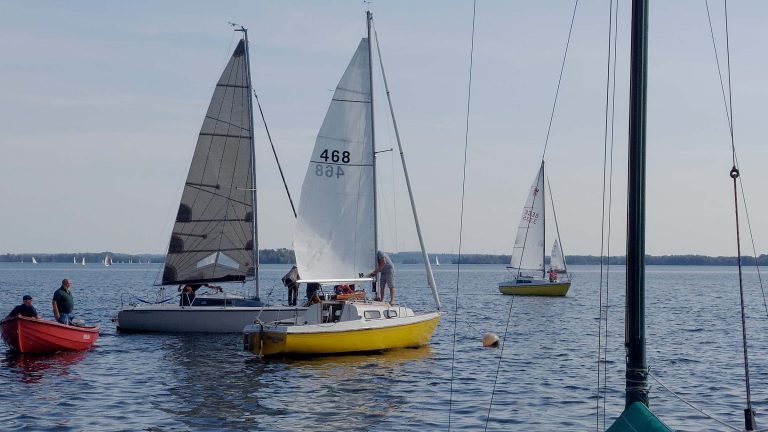 Absegeln 2025 am 20. September 2025. Die Segler haben an der Takeltonne vor dem Hafen der ASG festgemacht und werden durch unseren Bootsshuttle an Land gebracht.