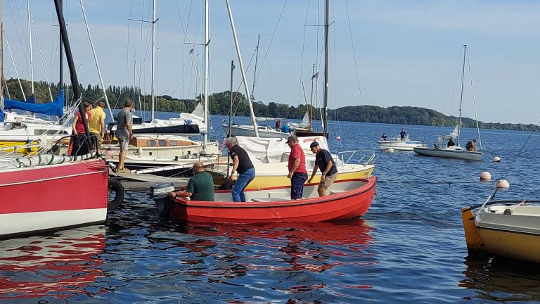 Absegeln 2025 am 20. September 2025. Die Segler haben an der Takeltonne vor dem Hafen der ASG festgemacht und werden durch unseren Bootsshuttle an Land gebracht.