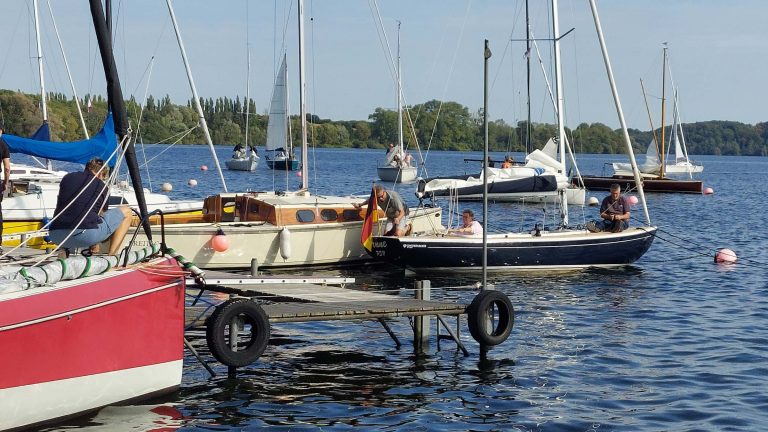 Absegeln 2025 am 20 September 2025 Die Segler legen in Ascheberg an den Stegen und den Takeltonnen vor dem Hafen der Ascheberger Seglergemeinschaft an.