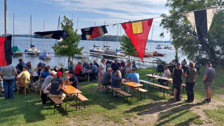 Absegeln 2025 am 20. September 2025 Blick auf das Gelände der ASG, den See und Gäste - SeglerInnen vom Plöner See.