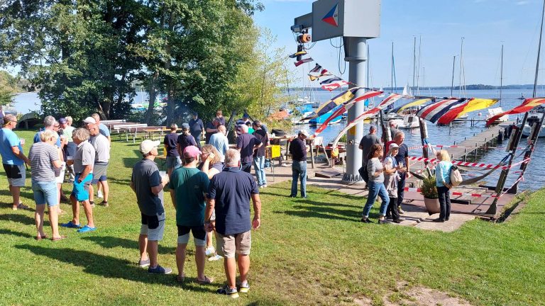 Absegeln 2025 am 20. September 2025 Unsere Gäste stehen am Kran und Grillstand zusammen und untergalten sich angeregt.