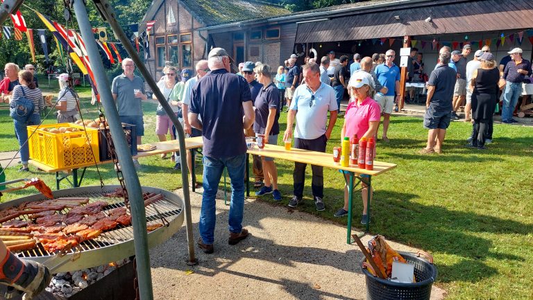 Absegeln 2025 am 20. September 2025 Auf dem Grill liegen leckere Nacken- und Putensteaks sowir Würstchen.