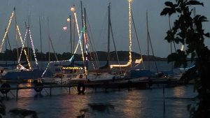 Mond über dem Plötner See - mit Lampions geschmückte Boote.