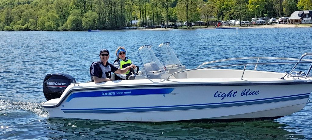 Zur Sicherung der Kinder - das Begleitboot light blue