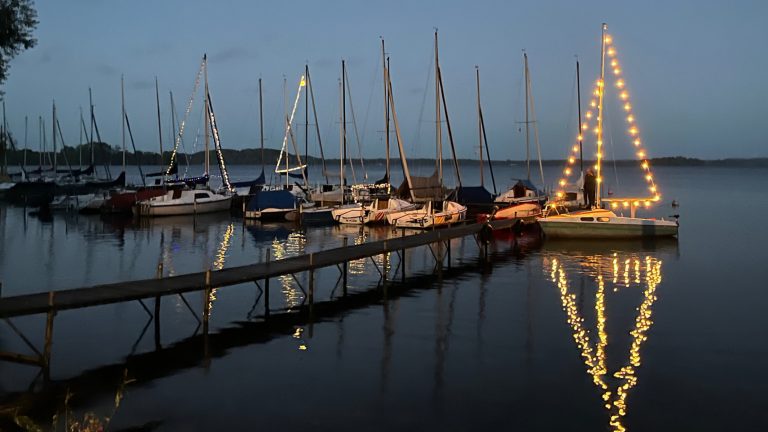 Abendstimmung im Ascheberger Hafen - mit Lampions geschmückte Boote.