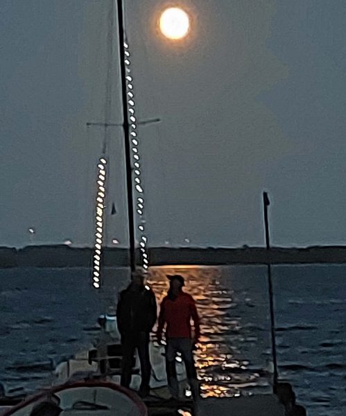 Mond über dem Plötner See - mit Lampions geschmückte Boote.